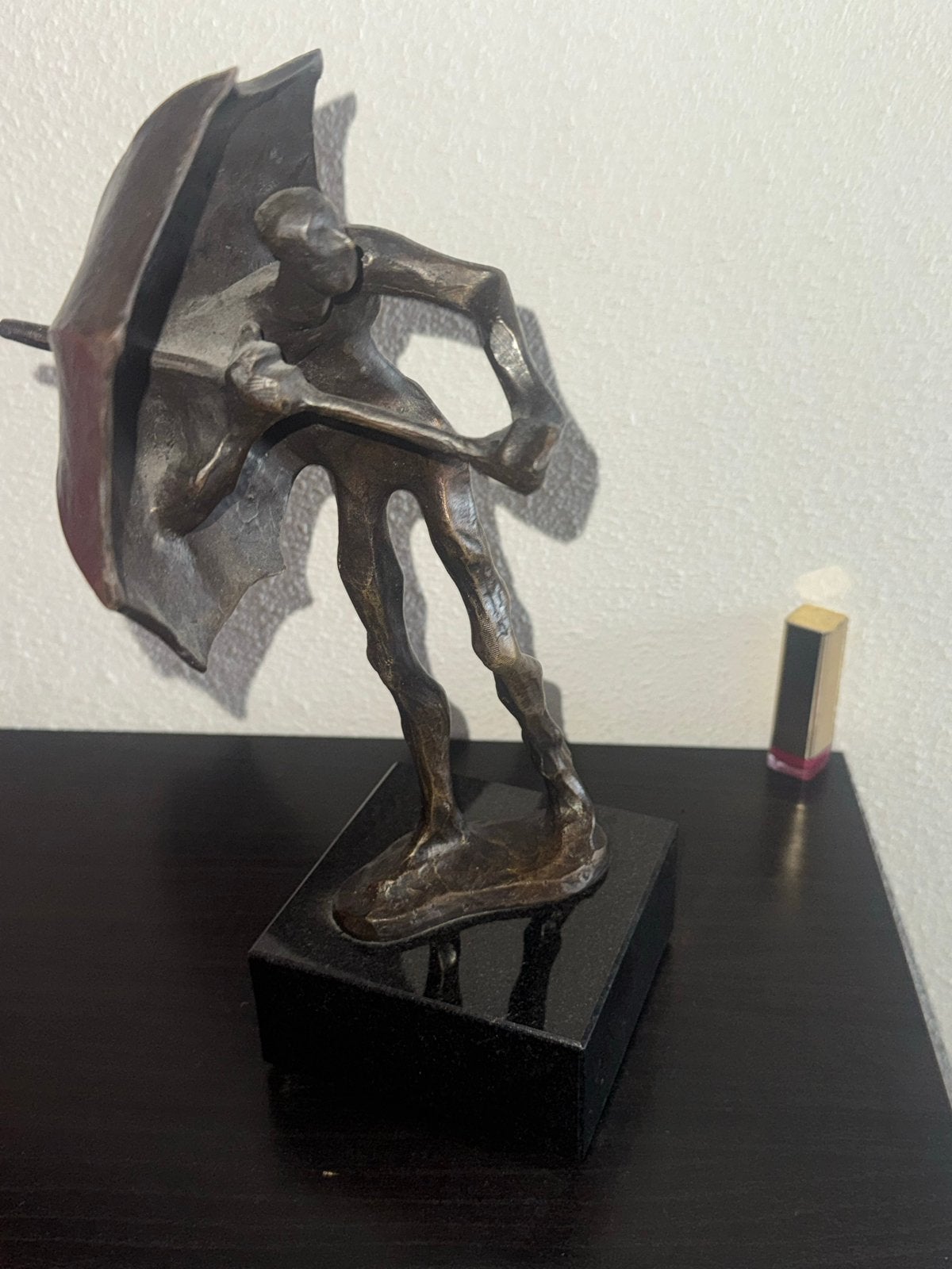 Bronzen sculptuur 'Man met paraplu' op marmeren sokkel, Ophalen of Verzenden, 20 - 50 cm, Beeld, Bruin