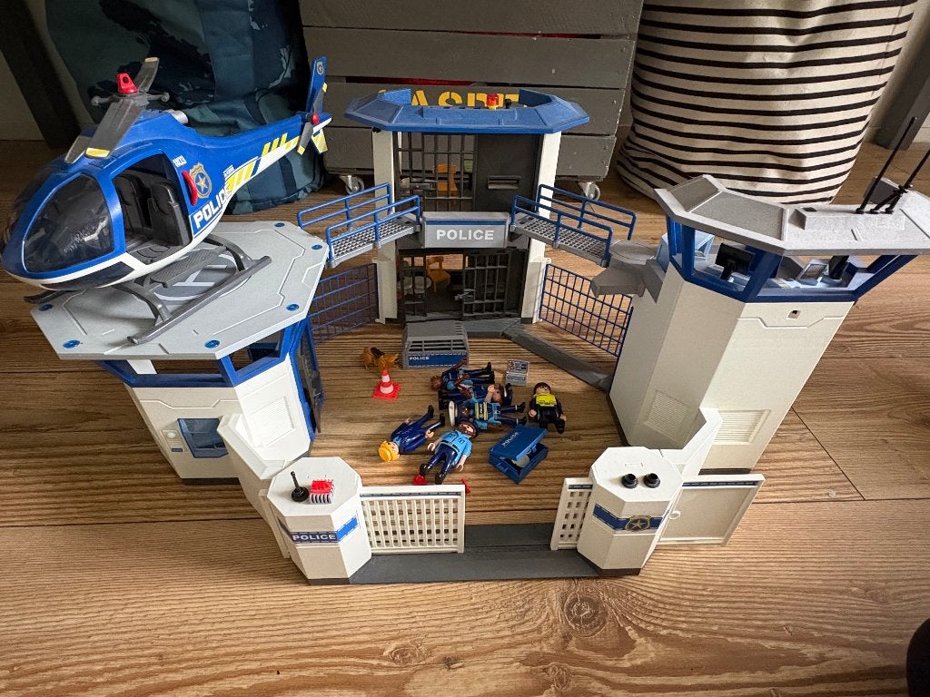 Playmobil politiebureau met gevangenis + helikopter, Ophalen, Gebruikt, City action, Complete set