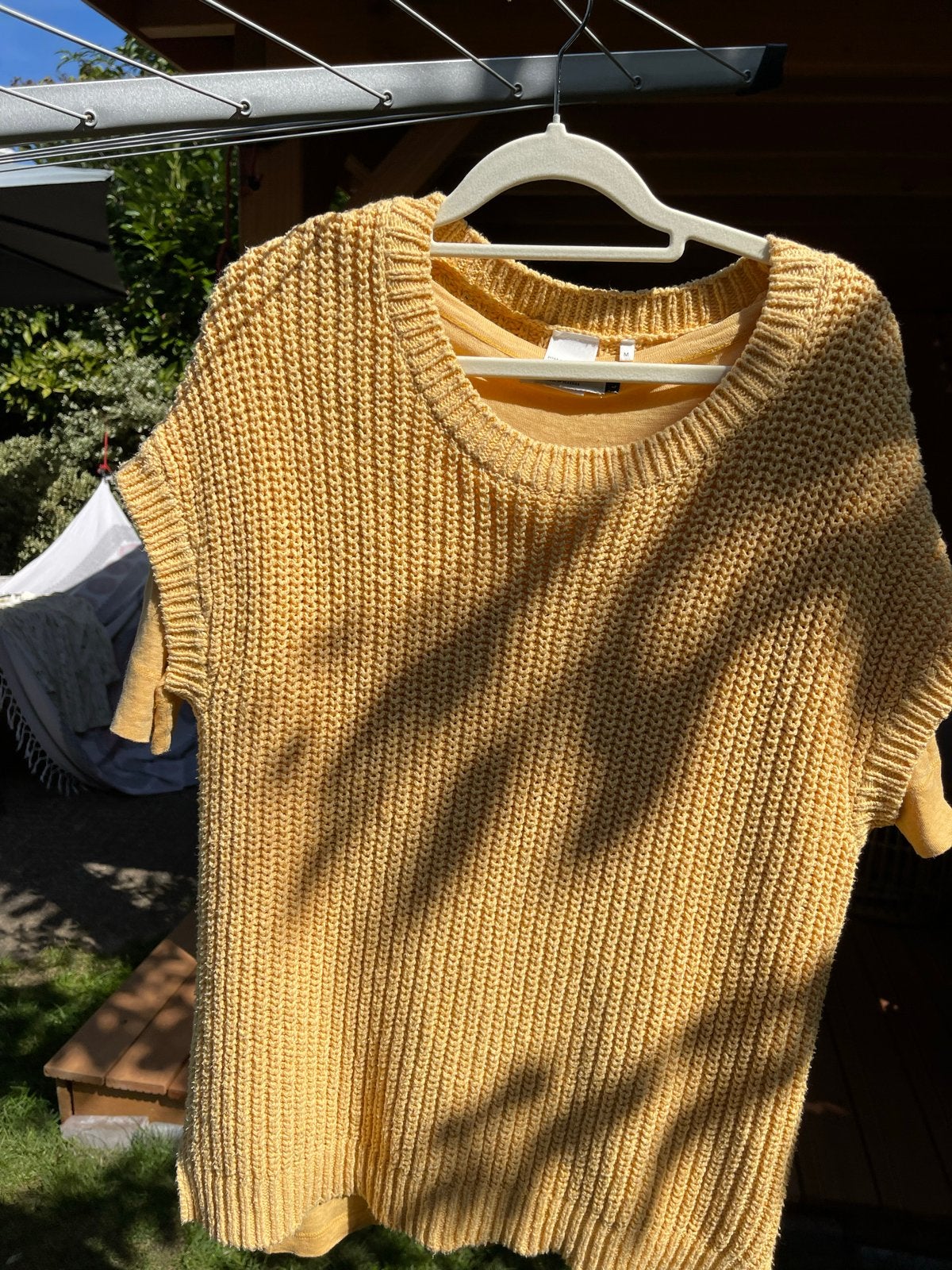 Geel gebreid spencer met korte mouwen en t-shirt, Maat 38/40 (M), Geel, Ophalen of Verzenden, Zo goed als nieuw