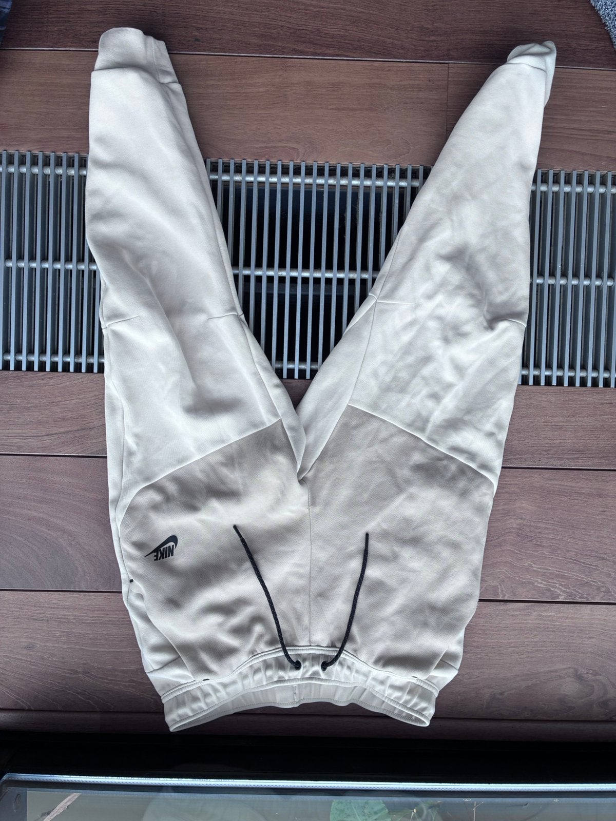 Nike tech broek beige Small, Beige, Ophalen of Verzenden, Gedragen, Algemeen