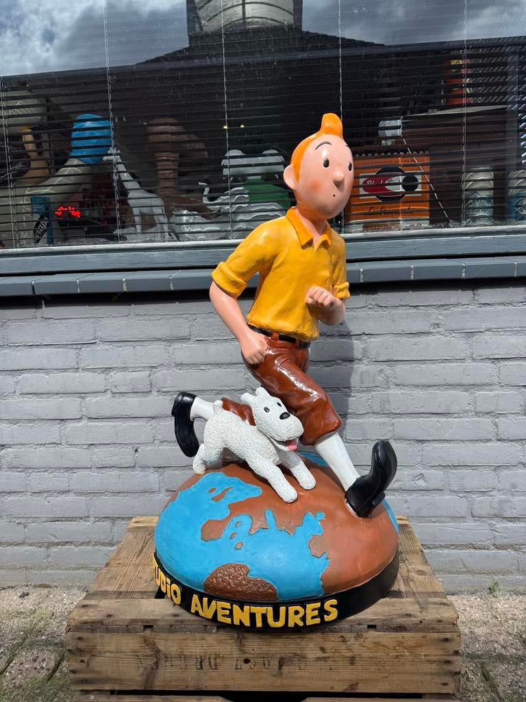 Grote Kuifje en Bobbie beeld op wereldbol - Studio Aventures, Verzamelen, Beelden en Beeldjes, Ophalen, Gebruikt, Mens