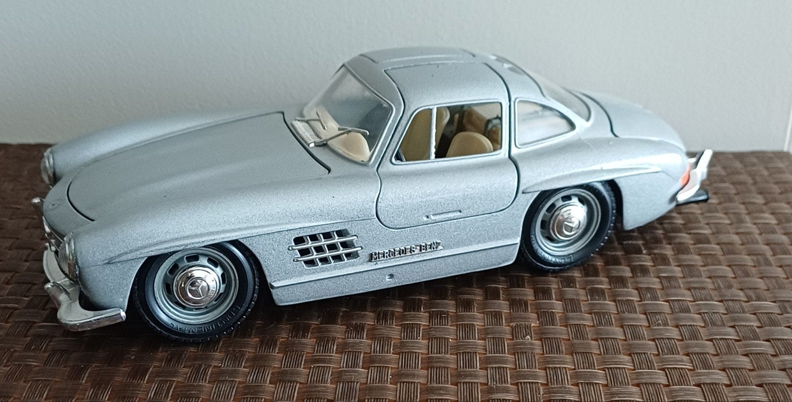 Mercedes 300 SL, Hobby en Vrije tijd, Modelauto's | 1:24, Ophalen of Verzenden, Bburago