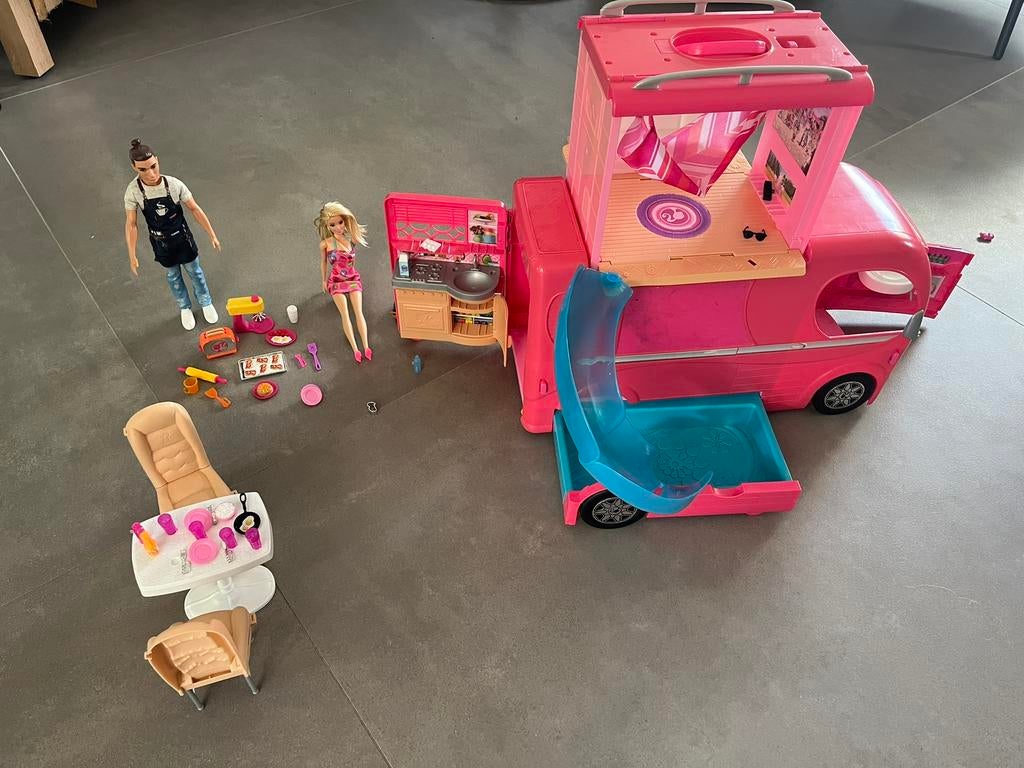 Luxe barbie camper met zwembad en ijbaan, Ophalen of Verzenden, Gebruikt