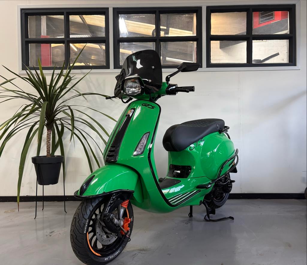 Vespa sprint PORSCHE GTS LOOK - Stijlvol, Ophalen, Overige modellen, Maximaal 45 km/u, Zo goed als nieuw