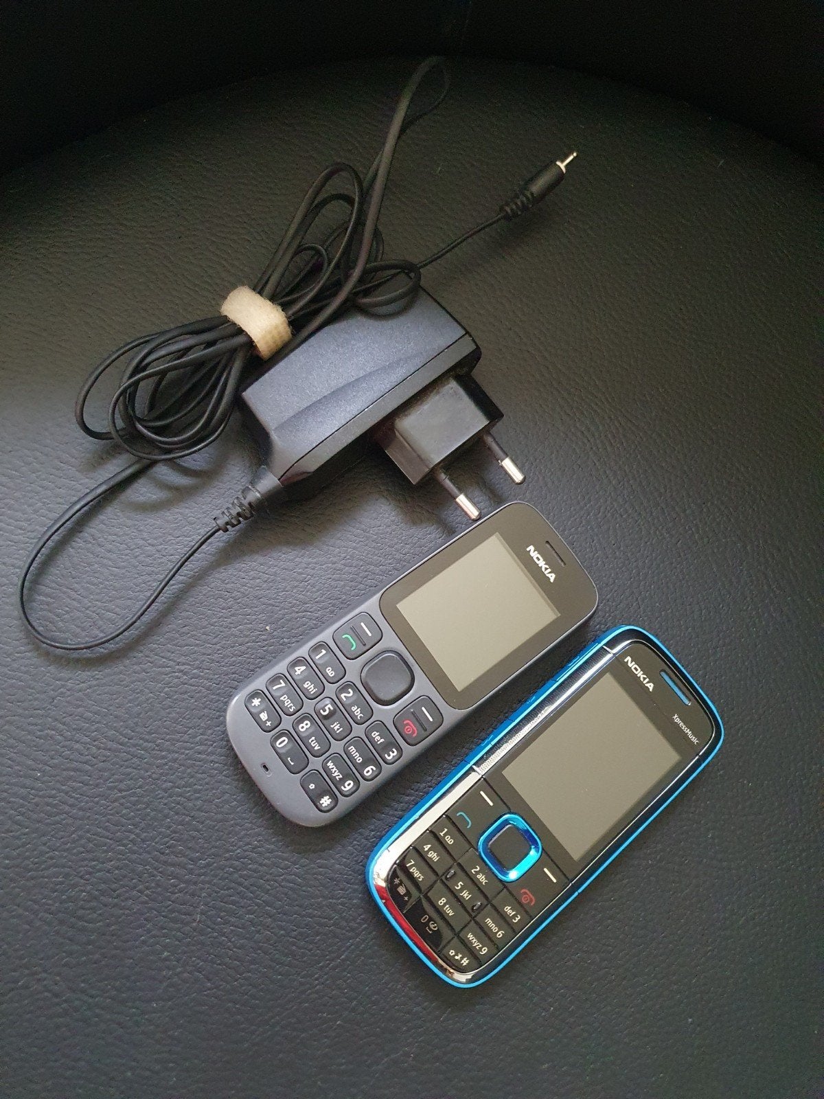 Nokia Combo: 100 & 5130c-2 XpressMusic met lader, Telecommunicatie, Ophalen, 3 tot 6 megapixel, Zo goed als nieuw, Klassiek of Candybar