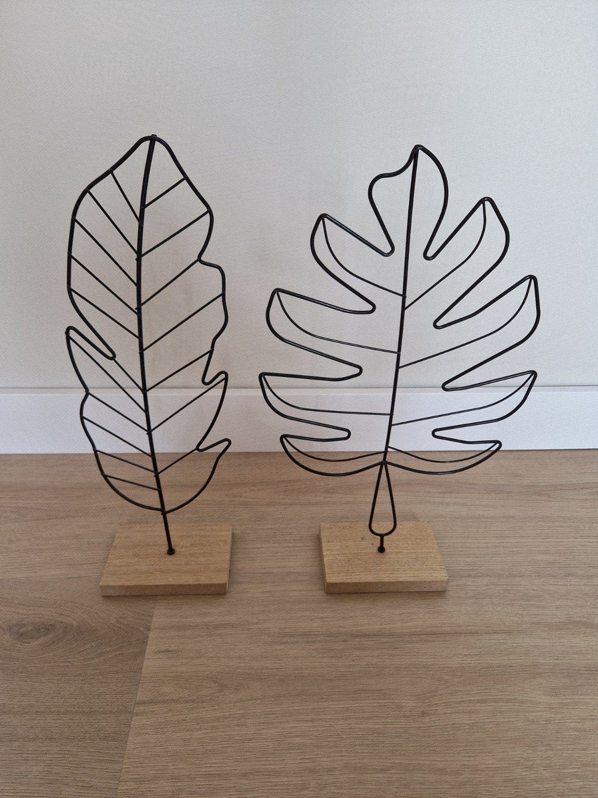 2 draadstalen ornamenten op houten voet, Ophalen of Verzenden, Zo goed als nieuw