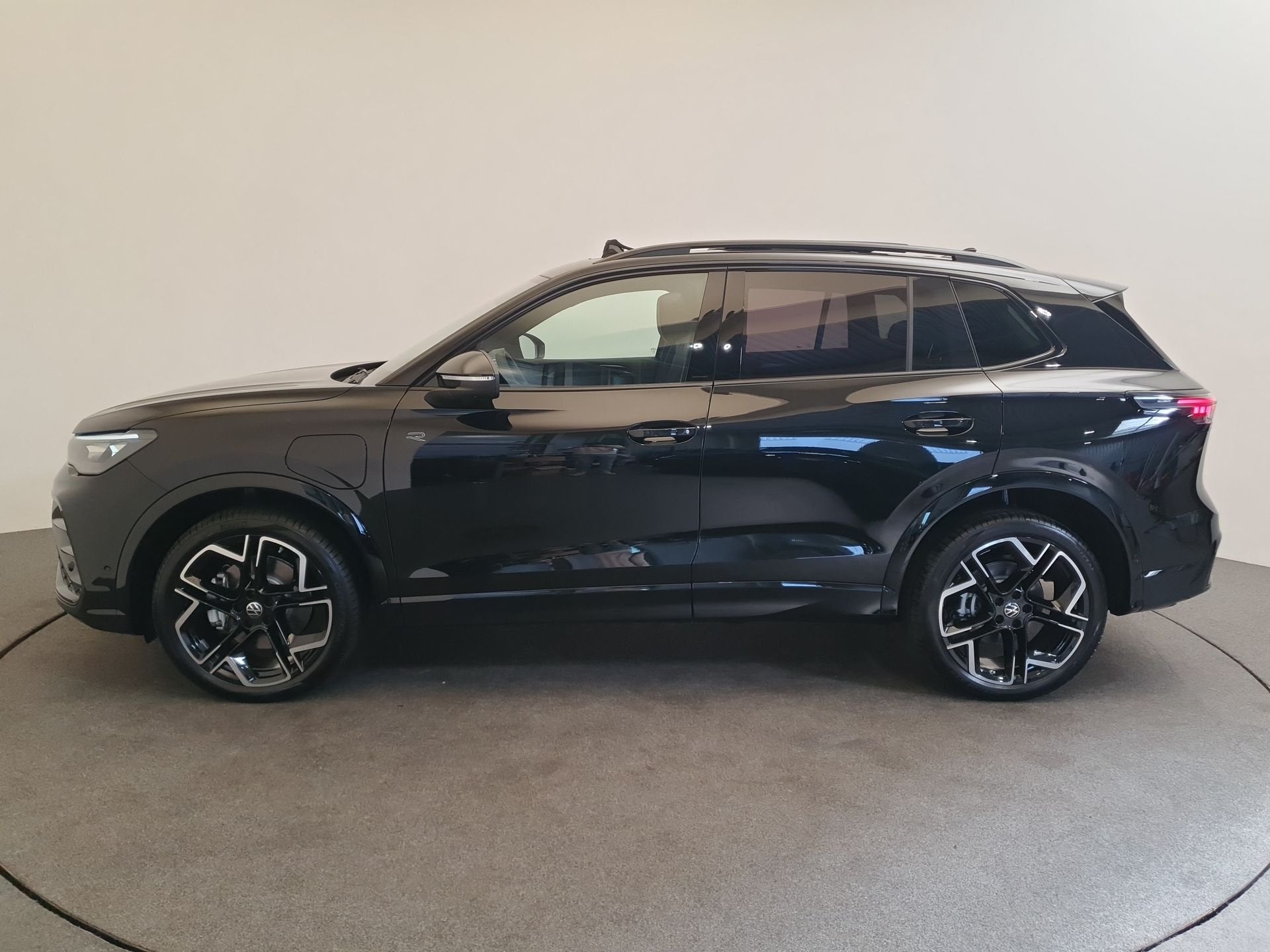Volkswagen Tiguan 1.5 eHybrid 272pk DSG/AUT R-Line Edition W, Auto's, Volkswagen, 12 maanden, 1498 cc, Zwart, 4 cilinders