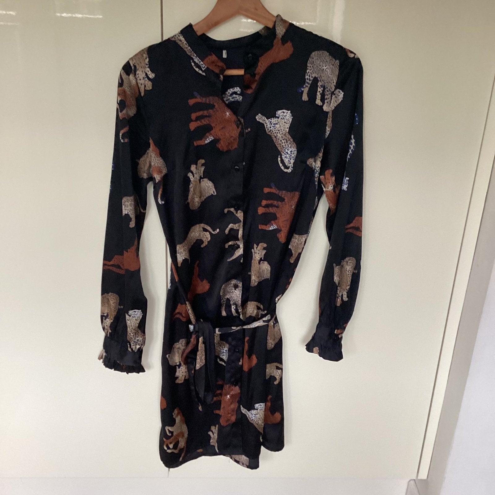 Blousejurk jurk zwart panters Pieces maat M, Kleding | Dames, Ophalen of Verzenden, Zo goed als nieuw, Zwart, Onder de knie