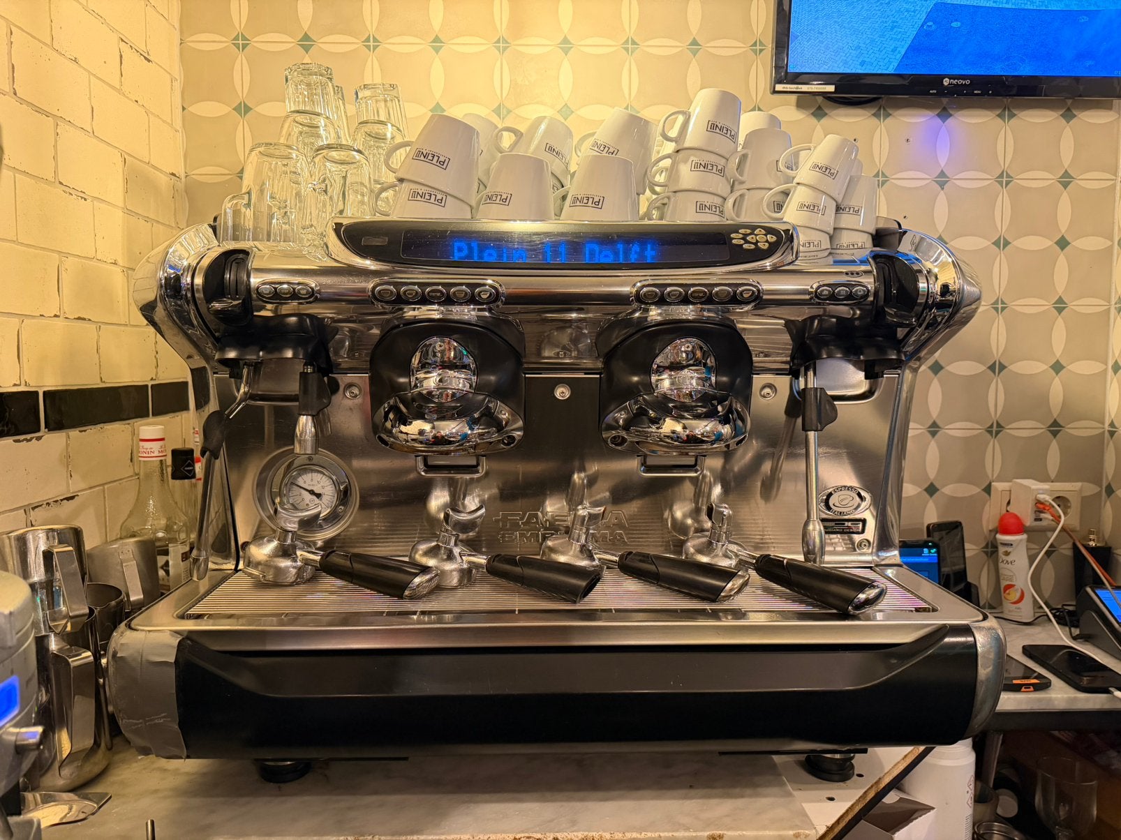 Professionele horeca espressomachine Faema + 2 koffiemolen, Gebruikt, Espresso apparaat, 10 kopjes of meer, Gemalen koffie