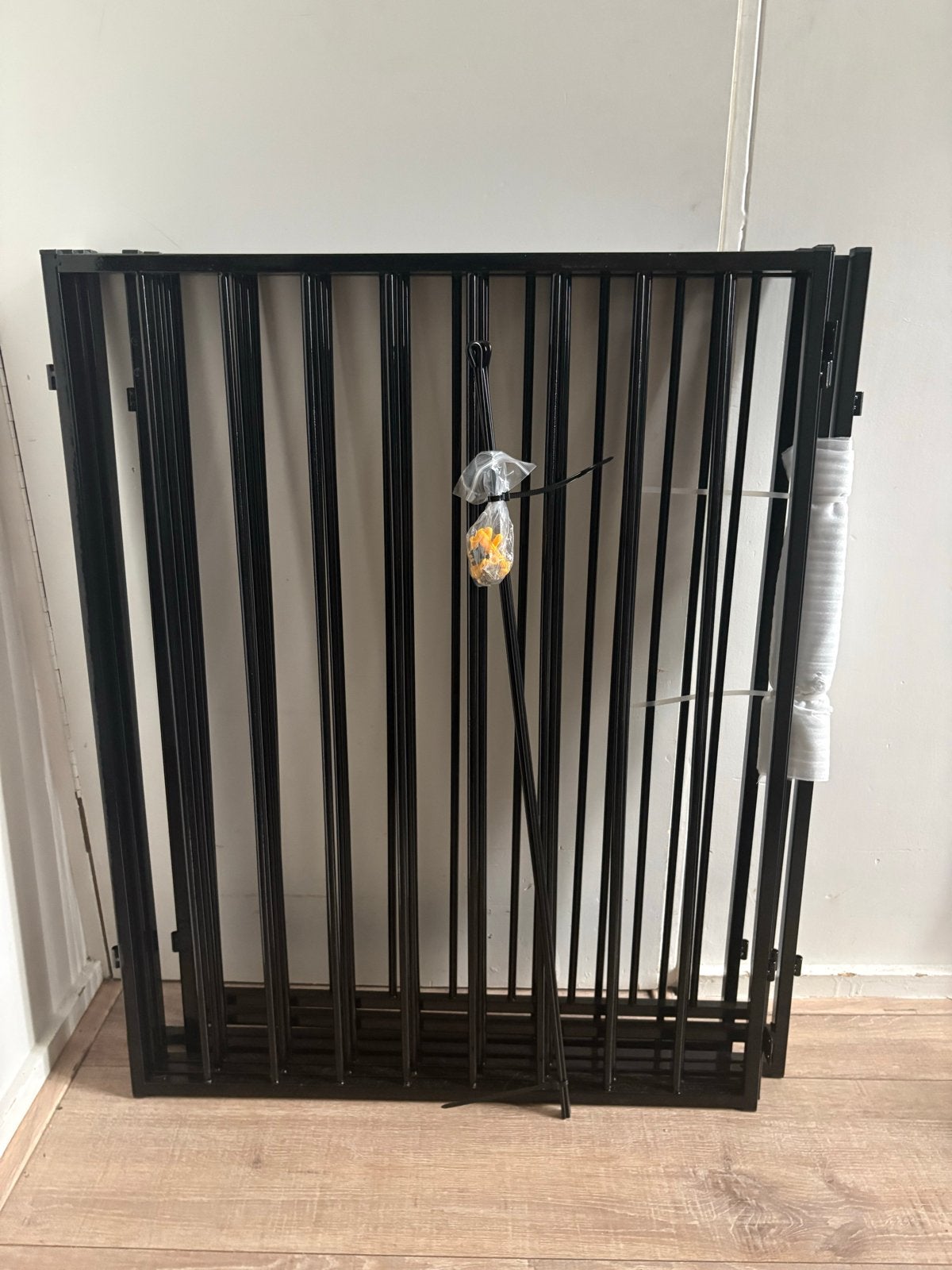 Zwart metalen veiligheidshek, kan ook buiten gebruikt worden, Met poort, Ophalen of Verzenden, Zo goed als nieuw, Tuinhek