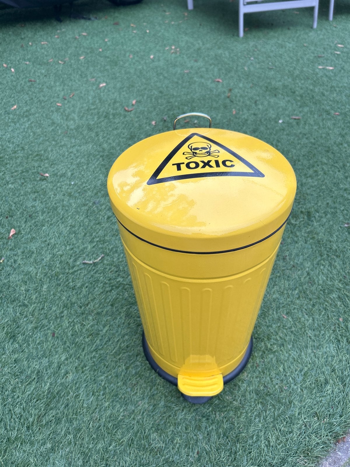 Gele prullenbak met 'Toxic' opdruk en pedaal, 50 – 75, Met pedaal, Ophalen of Verzenden, Zo goed als nieuw