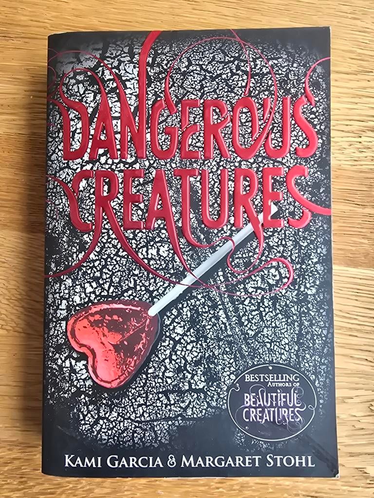 Dangerous Creatures - Kami Garcia & Margaret Stohl, Boeken, Ophalen, Zo goed als nieuw, Kami Garcia & Margaret Stohl