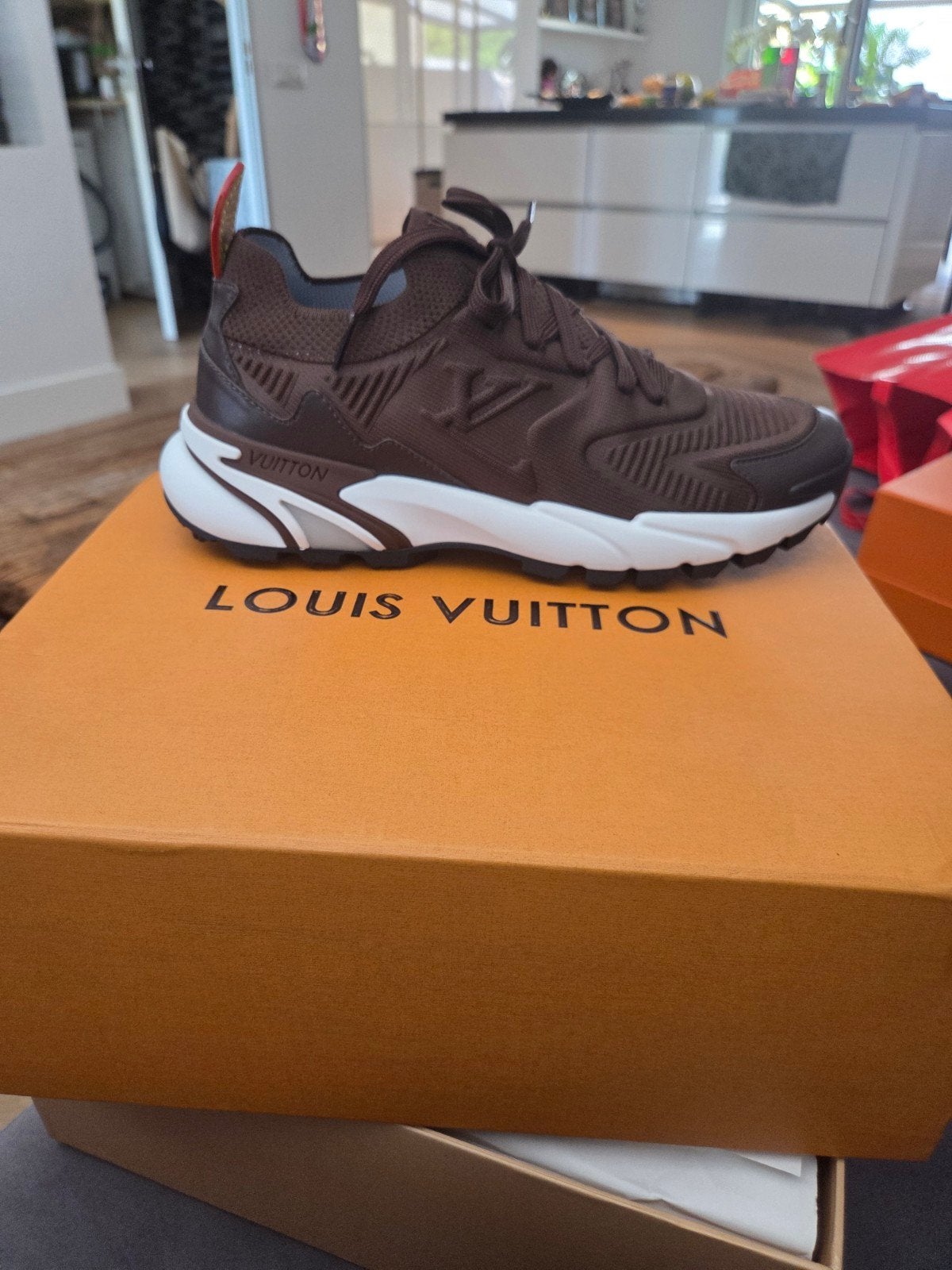 Louis Vuitton sneakers bruin - Maat 41, Bruin, Nieuw, Ophalen of Verzenden, Sneakers of Gympen