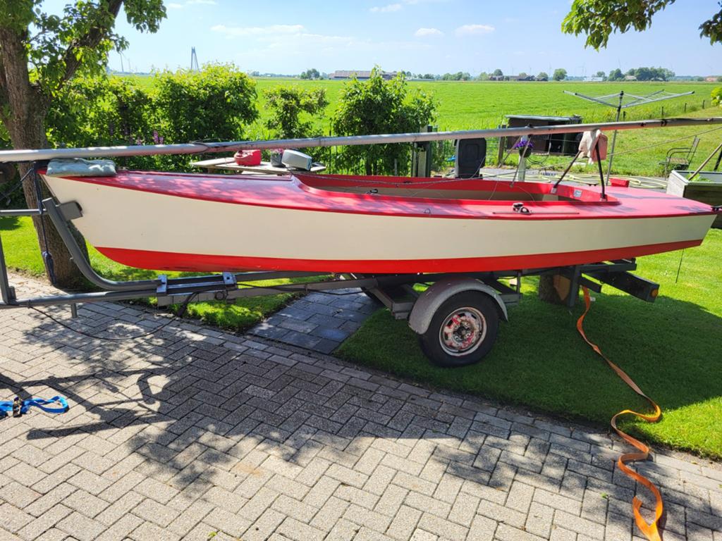 Flying Arrow Zeilboot met Tomos 4.5 PK Buitenboordmotor, Ophalen