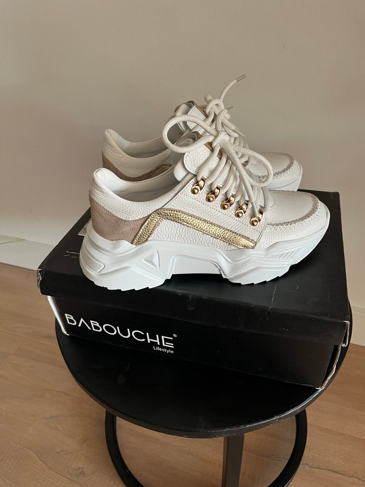 Babouche Lifestyle Sneakers - Wit met Goud - Maat 39, Ophalen of Verzenden, Nieuw, Wit, Sneakers of Gympen