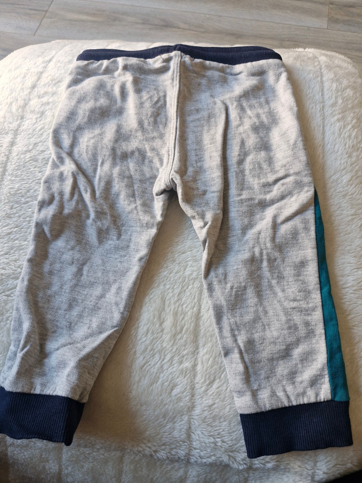 Grijze joggingsbroek met blauw en geel maat 80, Broekje, Baby Blue, Onbekend, Ophalen of Verzenden