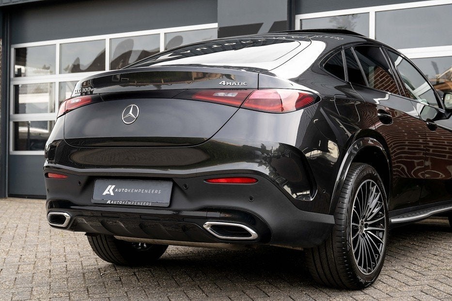 Mercedes-Benz GLC 300 300e 4MATIC Coupé AMG Line | Panorama, Auto's, Automaat, Gebruikt, 4 cilinders, 2000 kg
