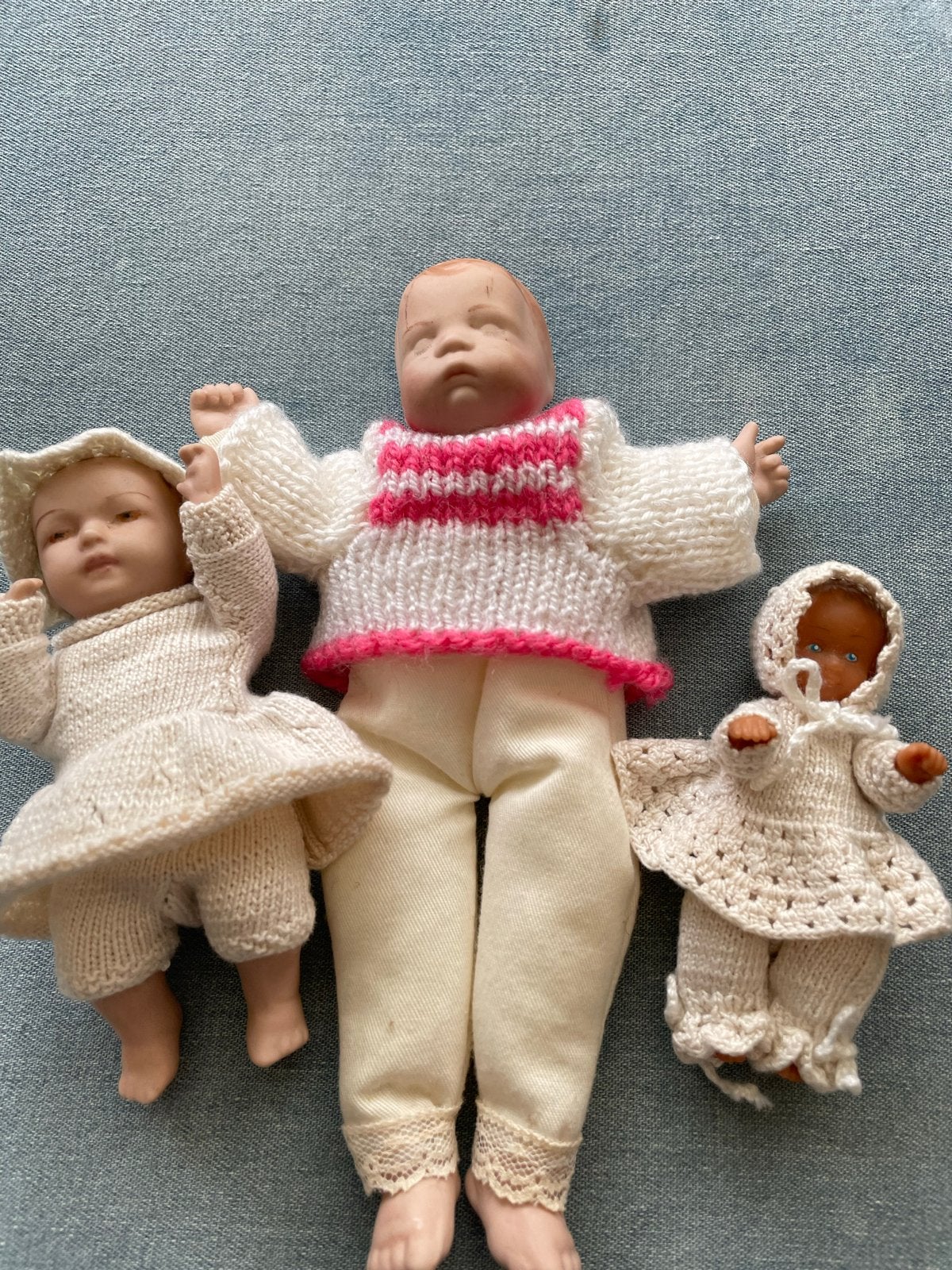 3 kleine vintage babypopjes met gebreide kleertjes, Ophalen of Verzenden, Gebruikt, Babypop