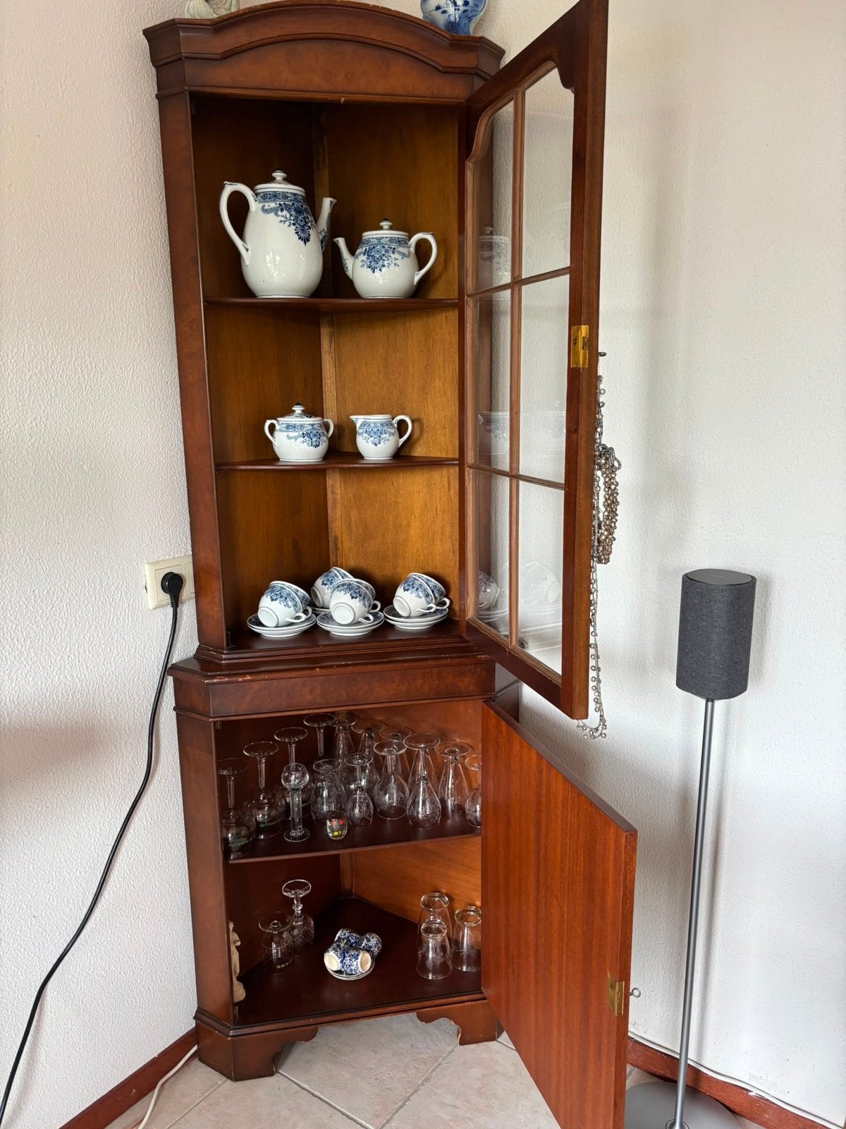 Theeservies en hoekkastje (excl. glaswerk), Ophalen