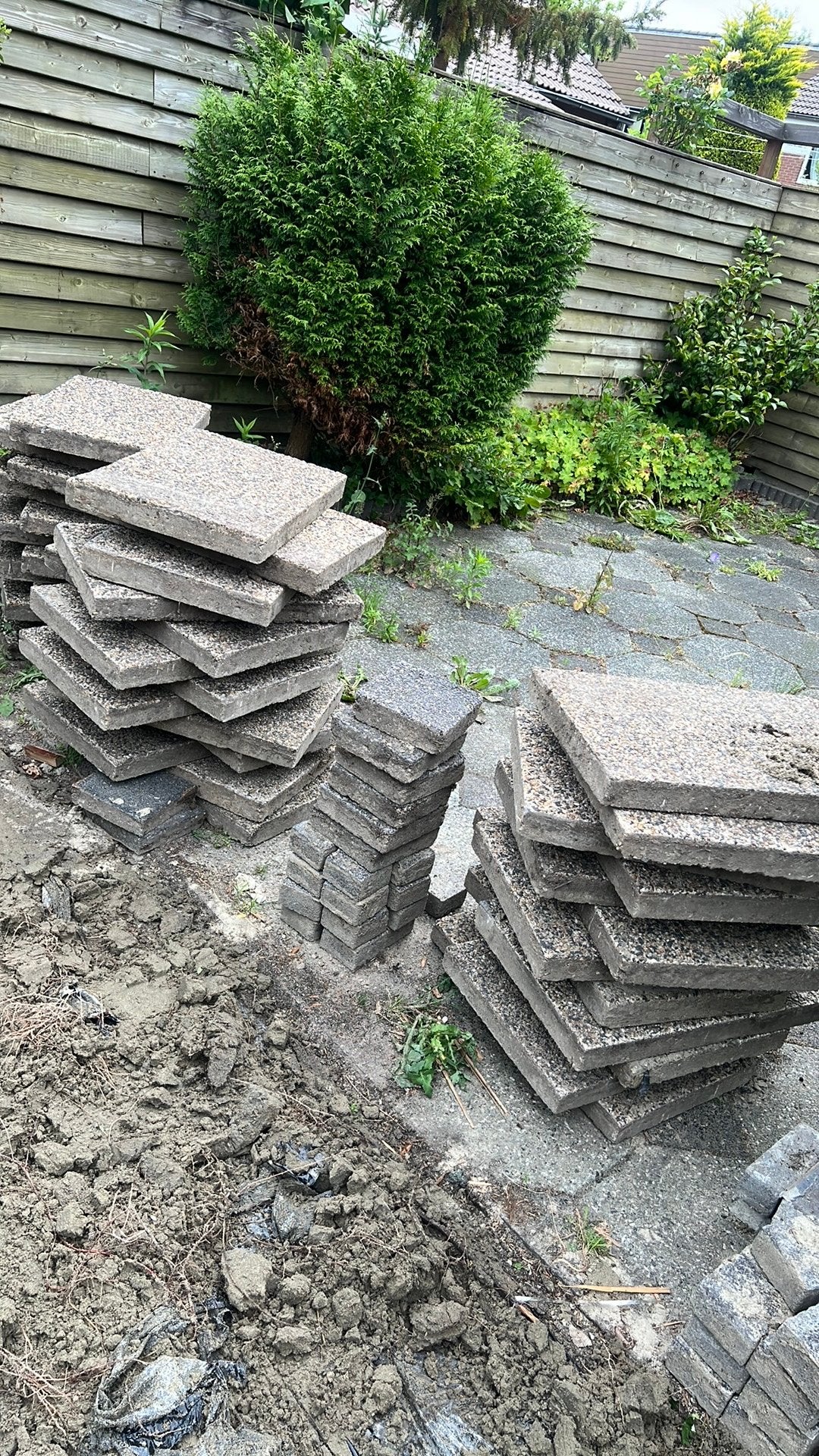Gratis grijze grindtegels 50x30 cm met klinkers (52 stuks), Ophalen, Gebruikt, 5 tot 10 m², Beton