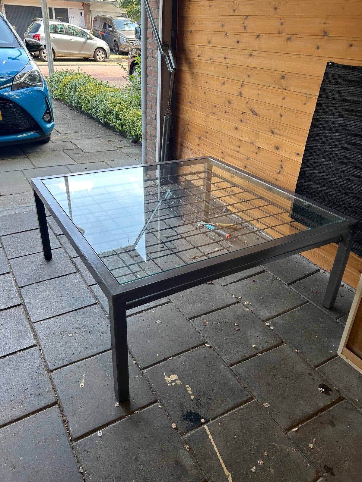 Glazen Jan des Bouvrie salontafel met metalen onderstel, Huis en Inrichting, Ophalen, 50 – 75, Gebruikt, 100 tot 150 cm