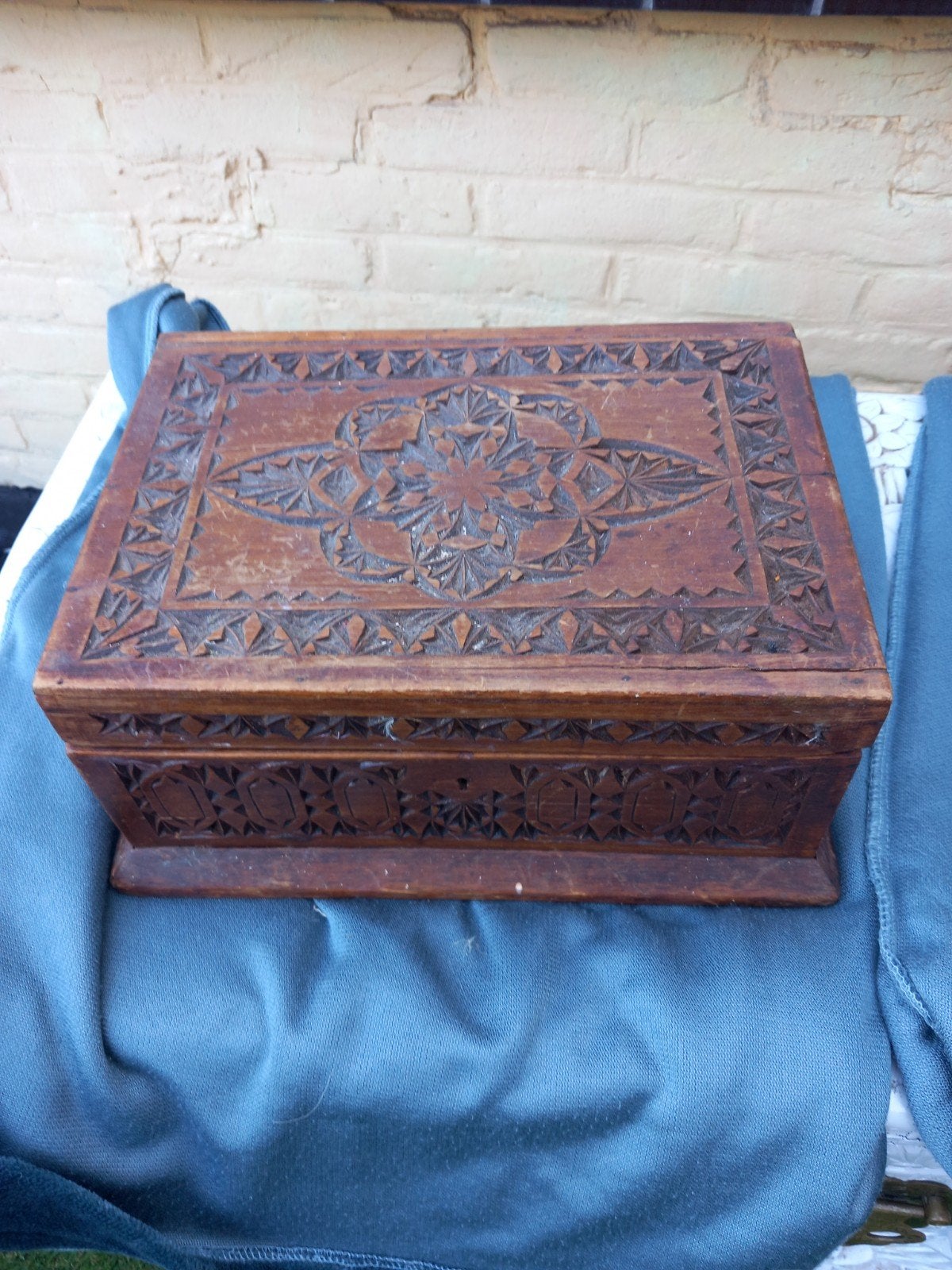 Antieke houten kist met handgesneden decoratie, Ophalen of Verzenden