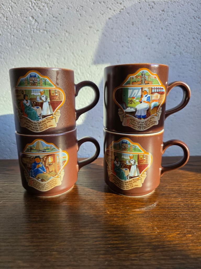 4 Villeroy & Boch verzamelmokken met afbeeldingen, Gebruikt, Ophalen of Verzenden, Overige stijlen, Kop(pen) en/of Schotel(s)