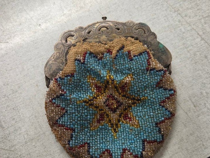 Antieke kralen portemonnee met zilveren montuur, Antiek en Kunst, Ophalen of Verzenden