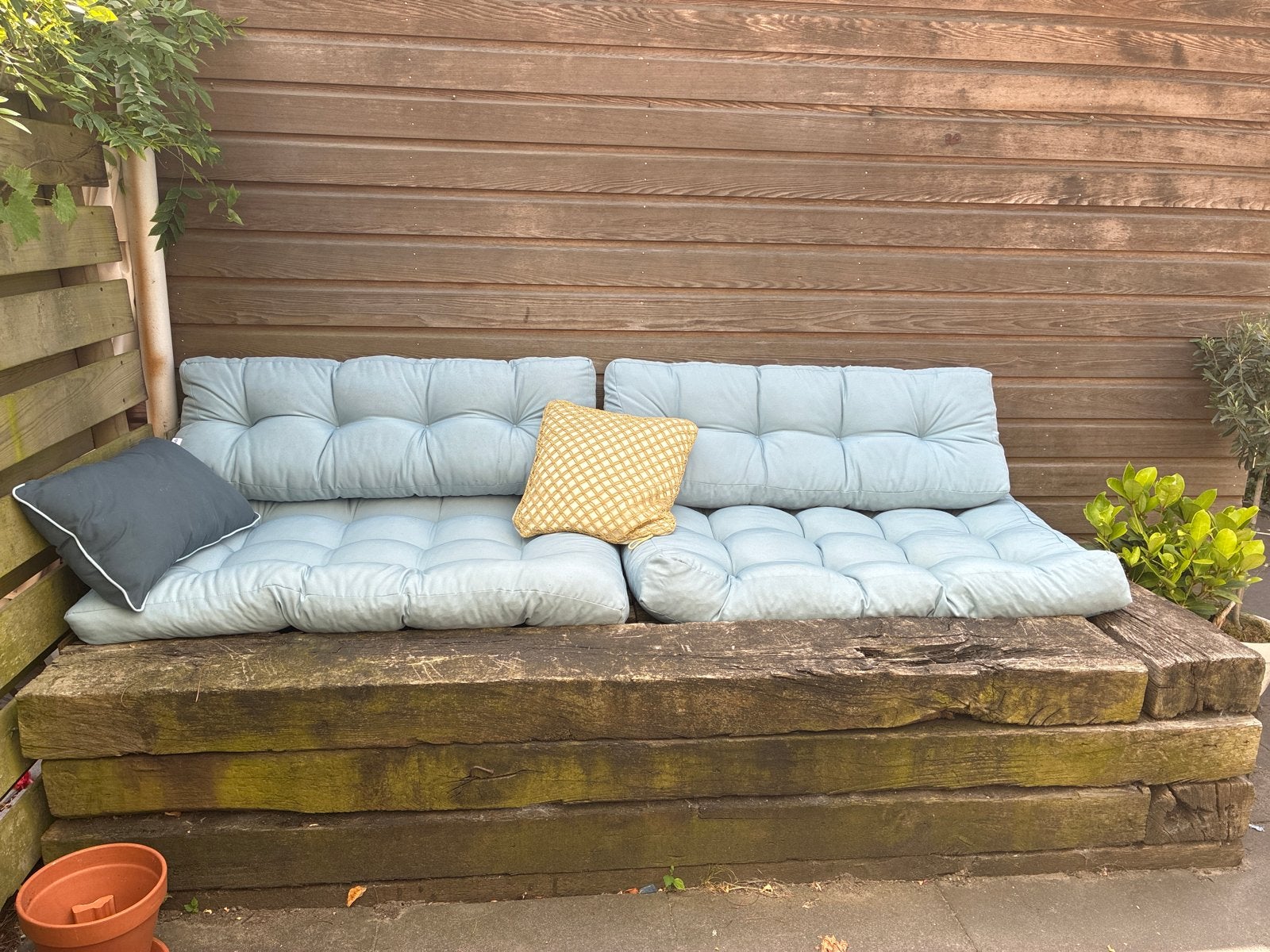 Gratis af te halen; Comfortabele buitenbank met kussens, Ophalen, 250 tot 300 cm, Gebruikt, 75 tot 100 cm