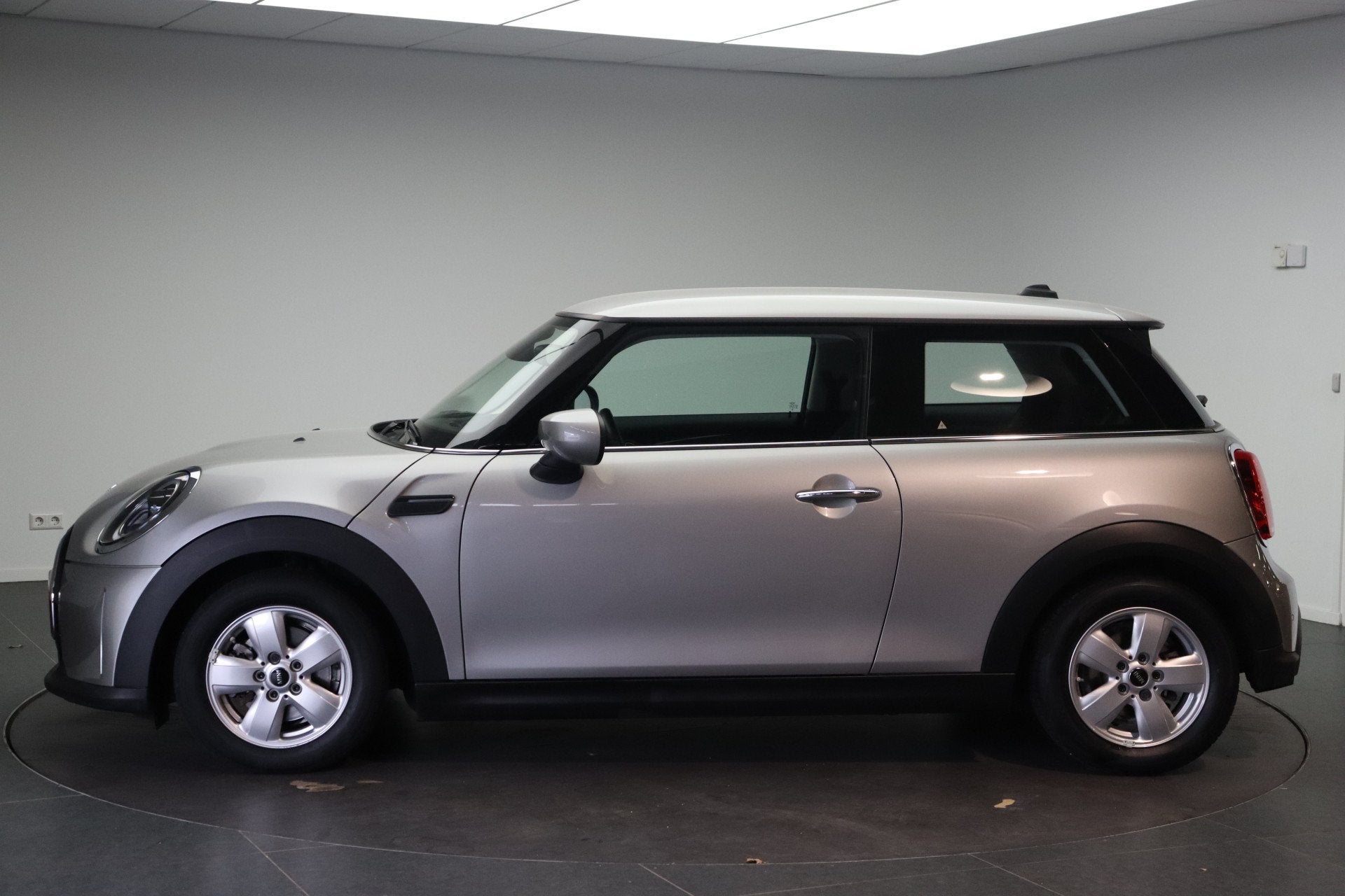 MINI Hatchback Cooper / Essential / Premium Pakket / 15" LM, Auto's, Gebruikt, Met garantie (alle), 4 stoelen, 49 €/maand