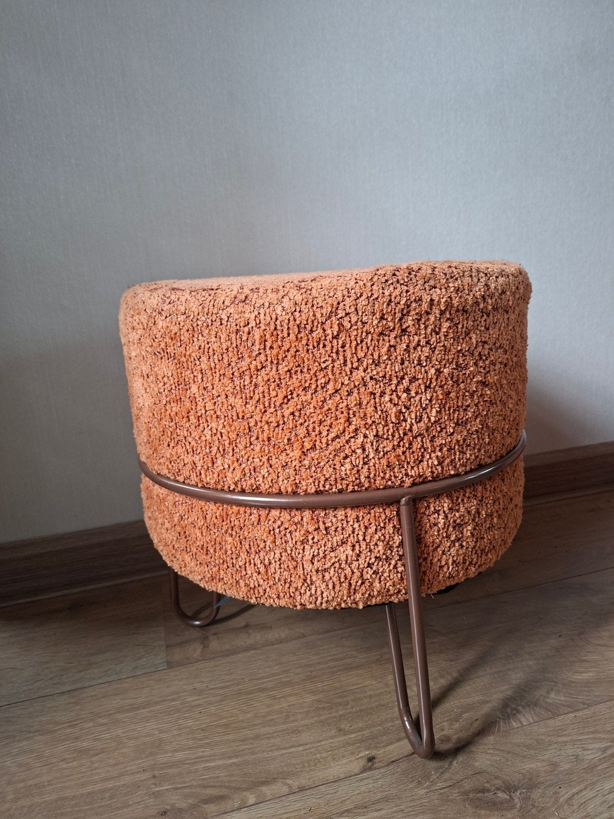 Oranje poef met metalen onderstel, Ophalen, Minder dan 50 cm, Gebruikt, Rond