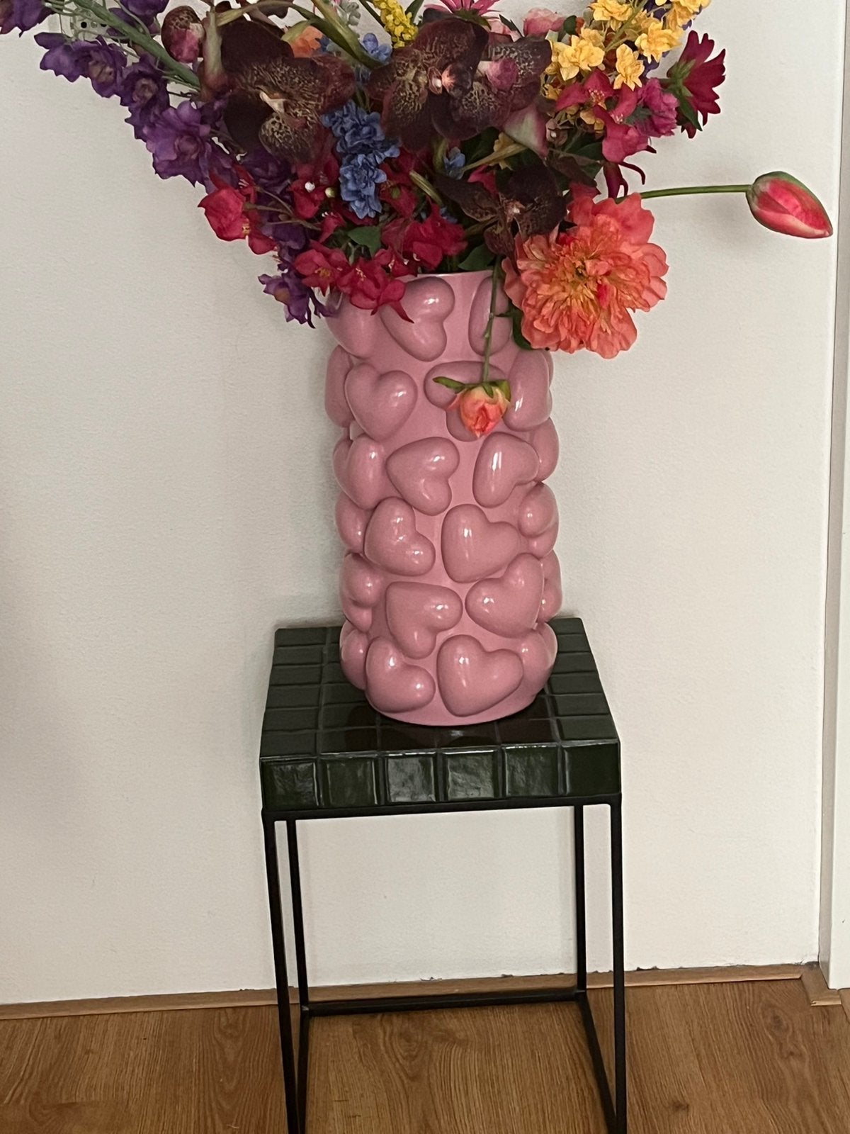 Trendy Hartjes vaas,Z.G.A.N. ,kleur Roze,Hoogte 42 cm, Huis en Inrichting, Woonaccessoires | Vazen, Ophalen, Kunststof, Overige kleuren