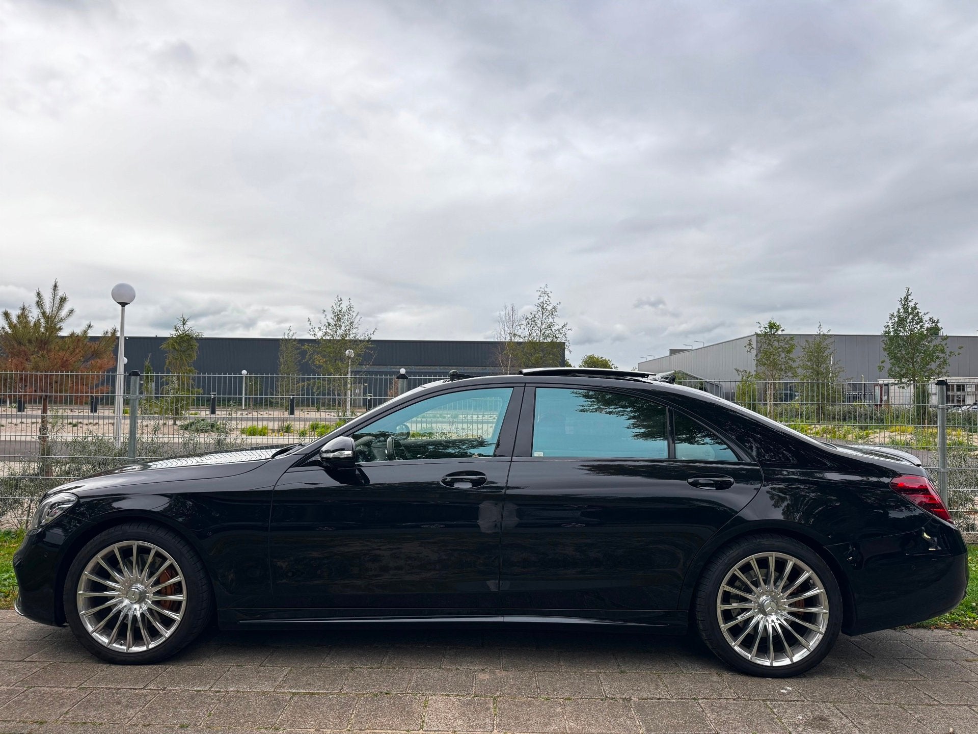 Mercedes-Benz S-klasse 560 e Lang Premium Plus|AMG|PANO|BTW, Auto's, Dealer onderhouden, Gebruikt, Euro 6, 367 pk
