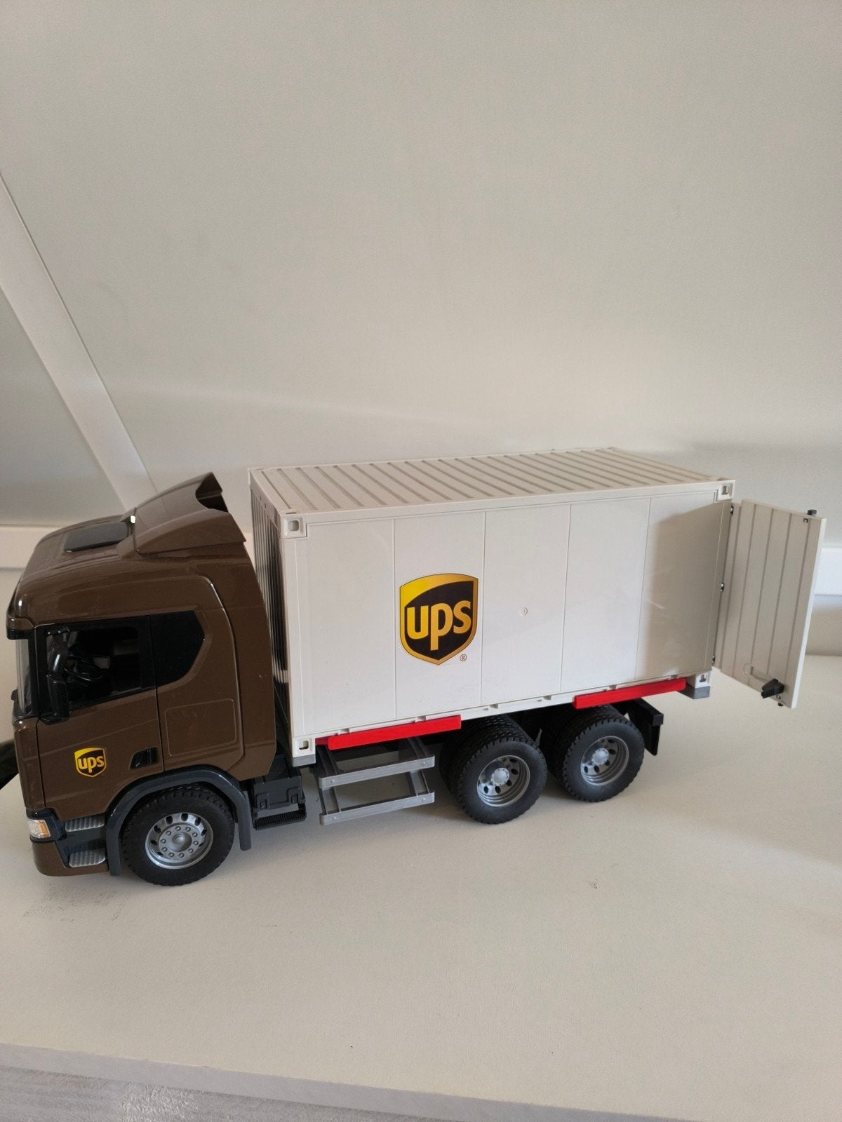 Bruder 3582 Scania UPS Vrachtwagen met Heftruck en Pallets, Ophalen, Zo goed als nieuw
