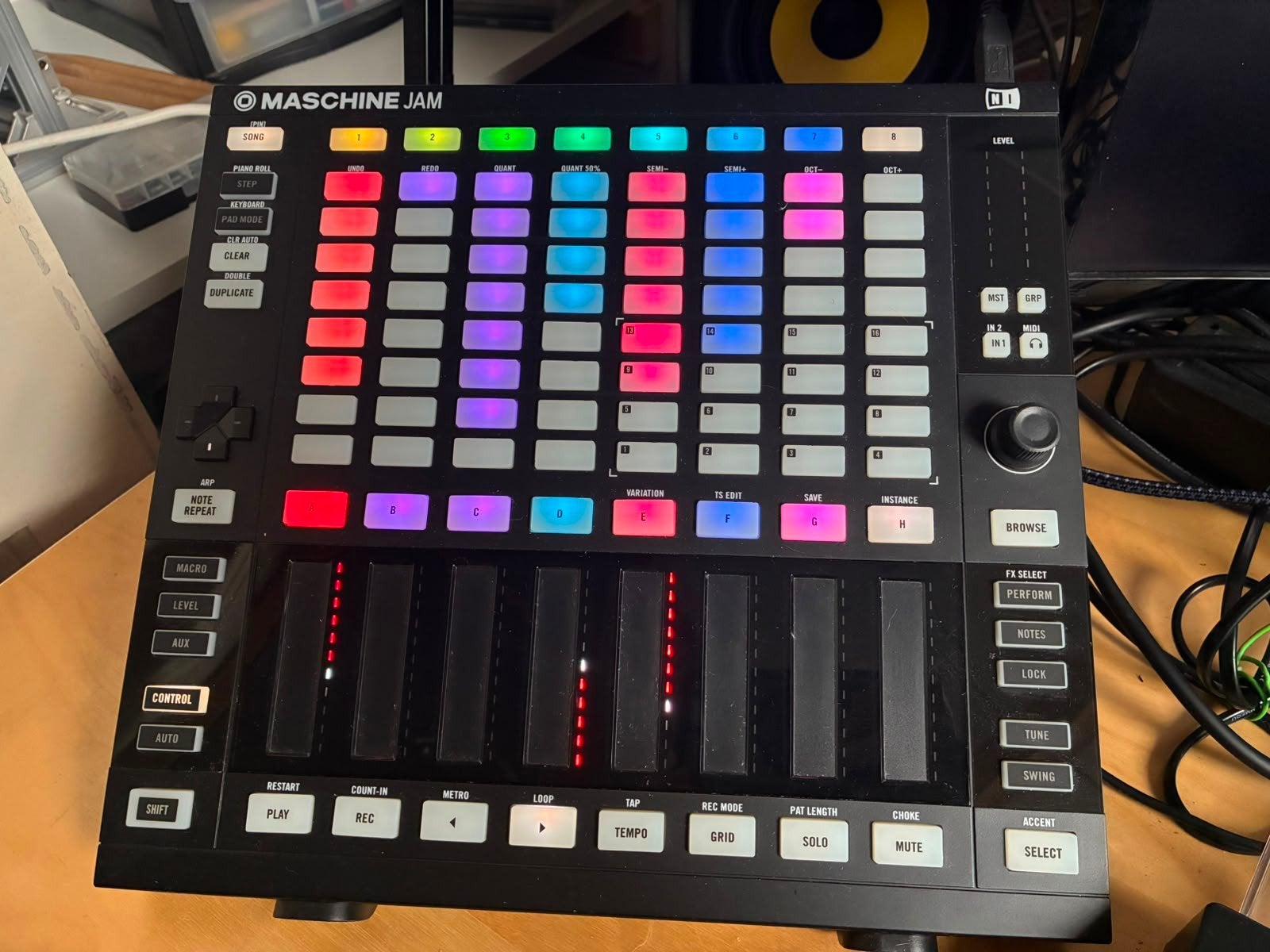 Native Instruments Maschine Jam

Midi Controller, goede staa, Ophalen of Verzenden