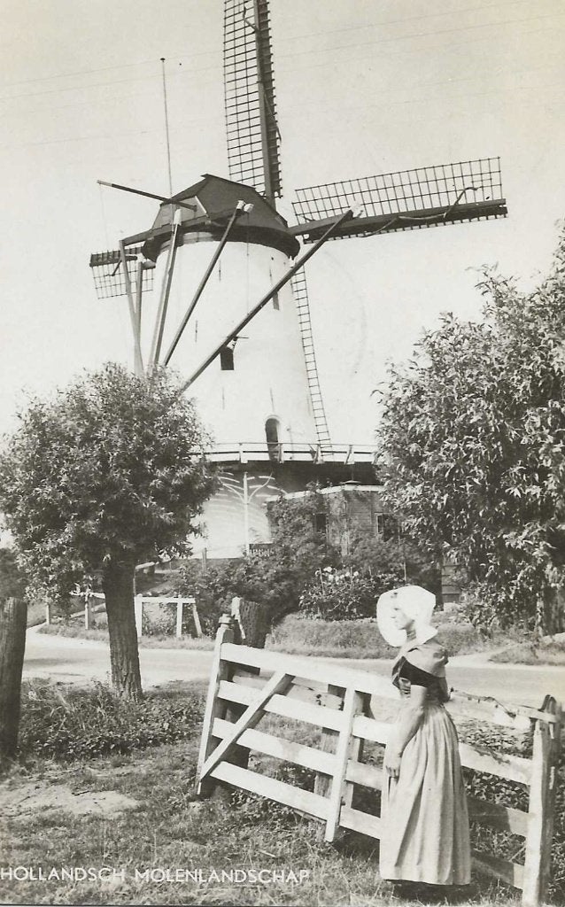 Klederdracht- -Meisje bij de molen., Ophalen of Verzenden, 1940 tot 1960, Gelopen, Klederdracht