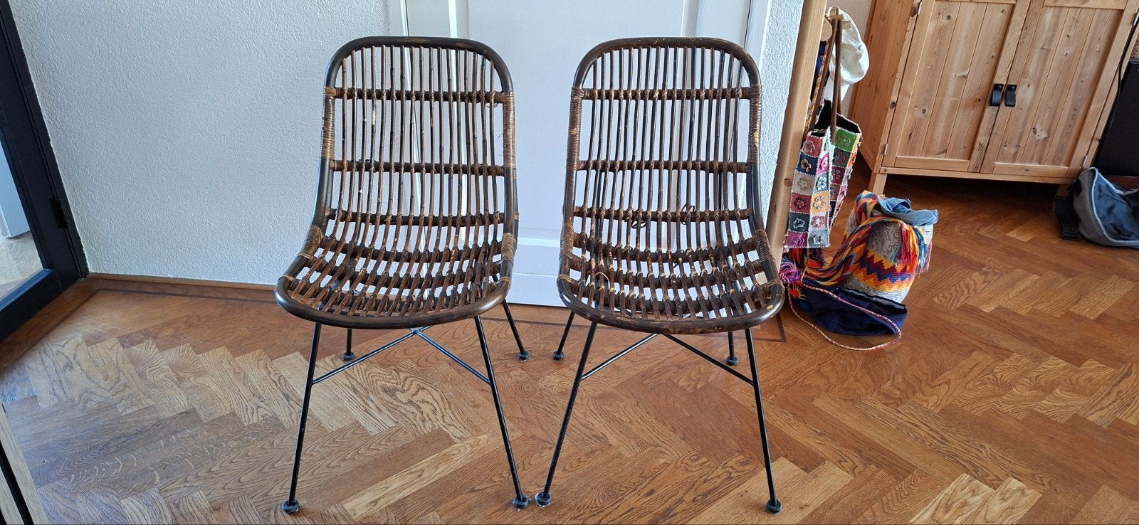 1 of 2 bruine rotan eetkamer stoelen, Huis en Inrichting, Ophalen, Bruin