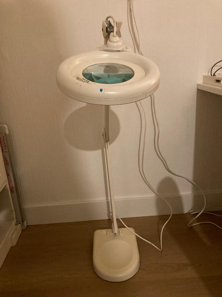 Loeplamp op voet., Ophalen, Zo goed als nieuw, Loeplamp