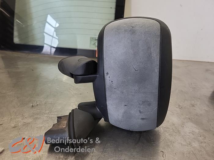 Buitenspiegel links van een Fiat Doblo