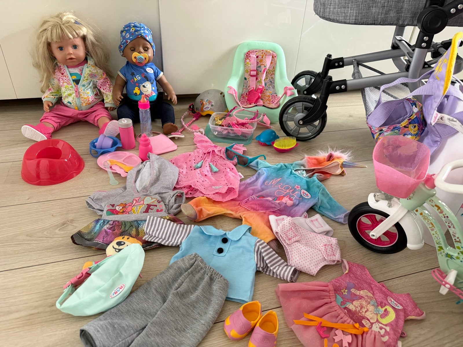 Grote Baby Born set: 2 poppen, kleding, fiets, wagen en meer, Ophalen, Zo goed als nieuw, Babypop