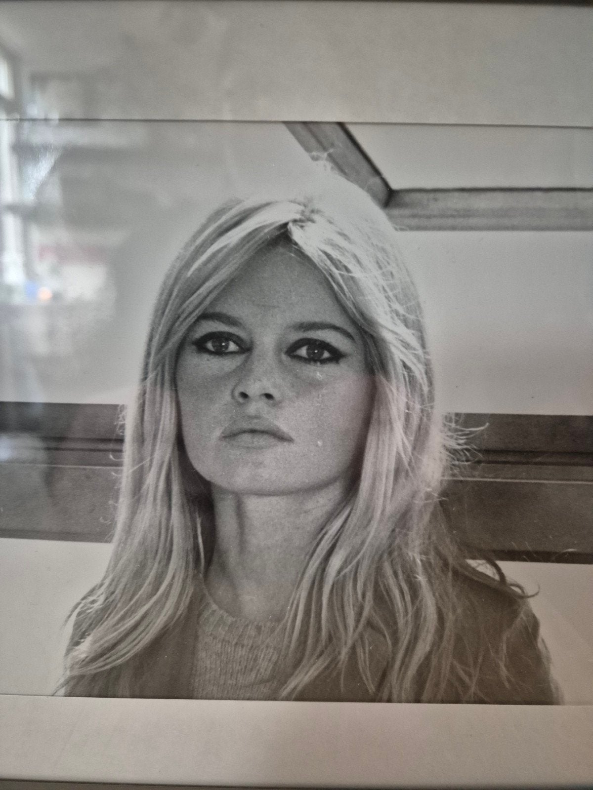 Ingelijste zwart-wit foto van Brigitte Bardot, Minder dan 50 cm, Ophalen of Verzenden, Zo goed als nieuw, Foto of Poster