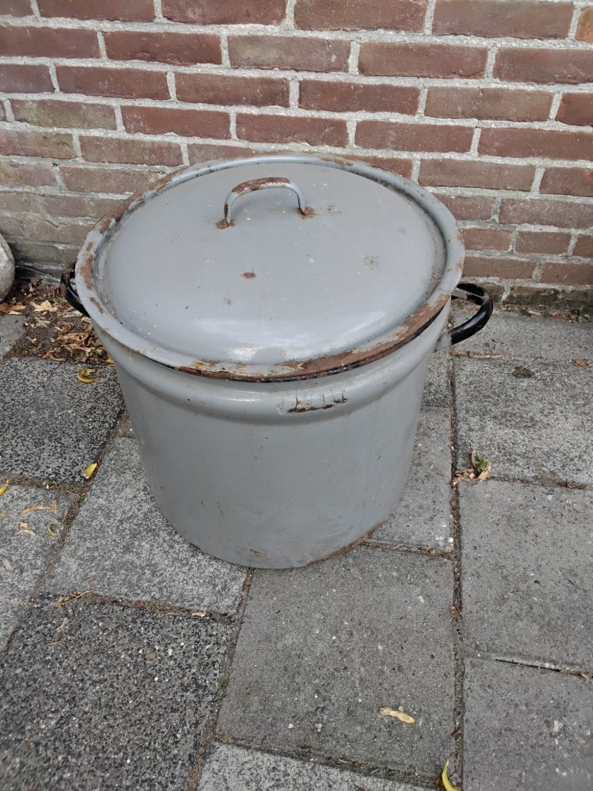 Oude geëmailleerde ketel / vat met deksel, Ophalen