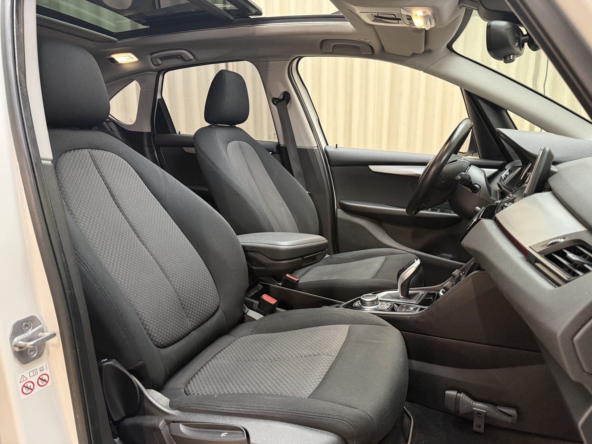 BMW 2 Serie Active Tourer 218i Executive FACELIFT / Panorama, Stof, Gebruikt, Met garantie (alle), Wit