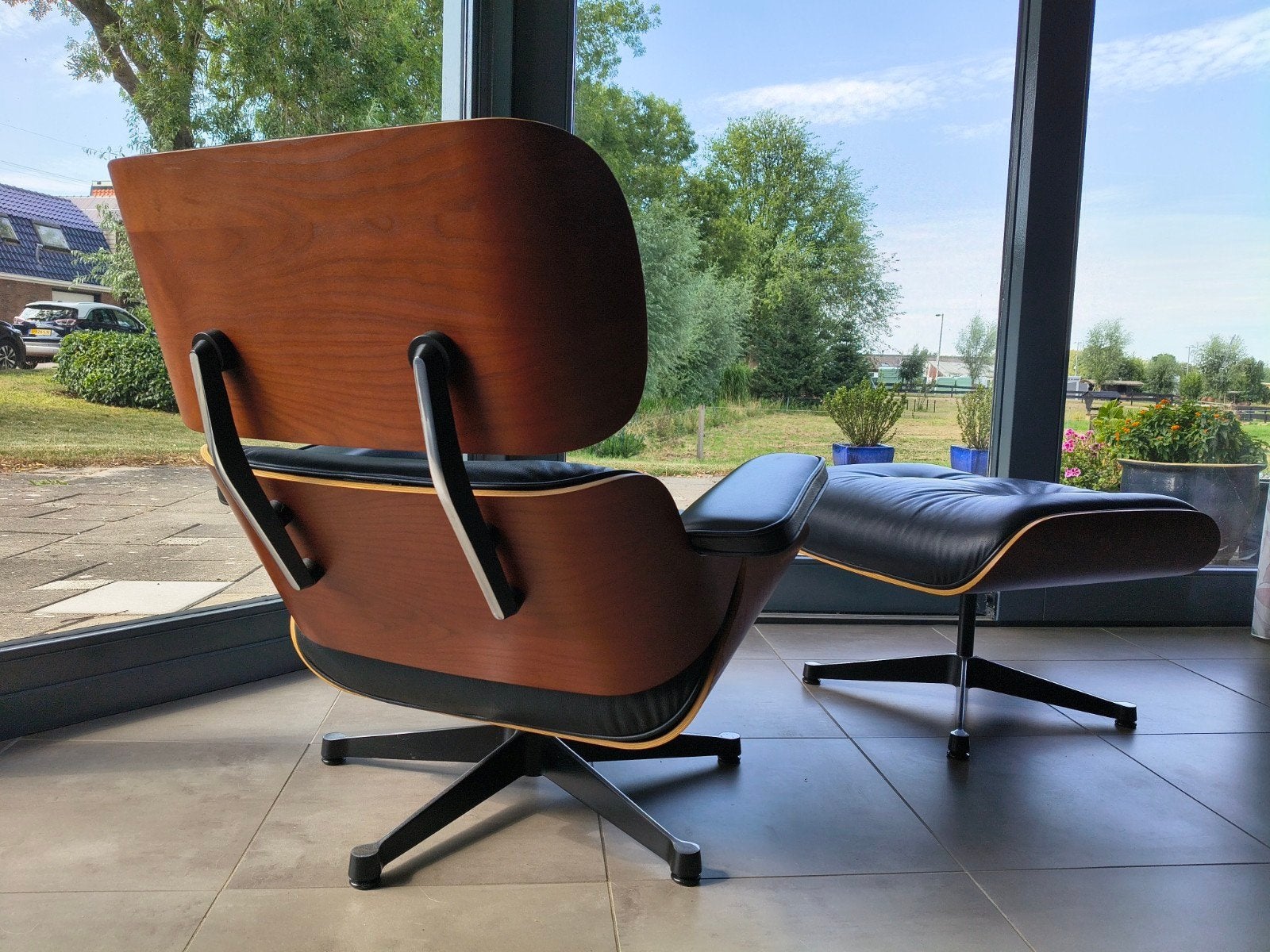 Vitra Eames Lounge Chair en Ottoman Kersen, Huis en Inrichting, Fauteuils, Ophalen, 75 tot 100 cm, Zo goed als nieuw, 75 tot 100 cm