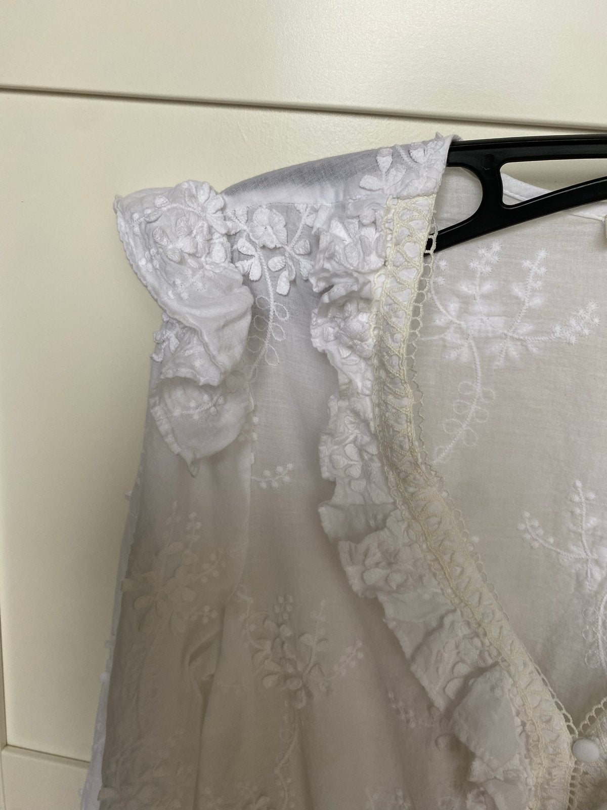 Maje witte blouse met borduursels en ruches, Kleding | Dames, Ophalen of Verzenden, Zo goed als nieuw, Maat 38/40 (M), Wit