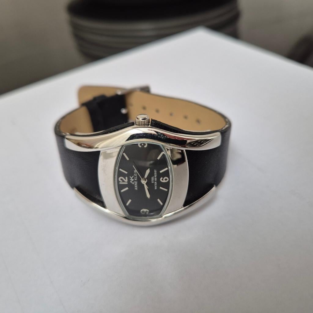 Anne Klein dameshorloge zwart leer zilverkleurig staal kast, Sieraden, Tassen en Uiterlijk, Overige merken, Leer, Staal, Polshorloge
