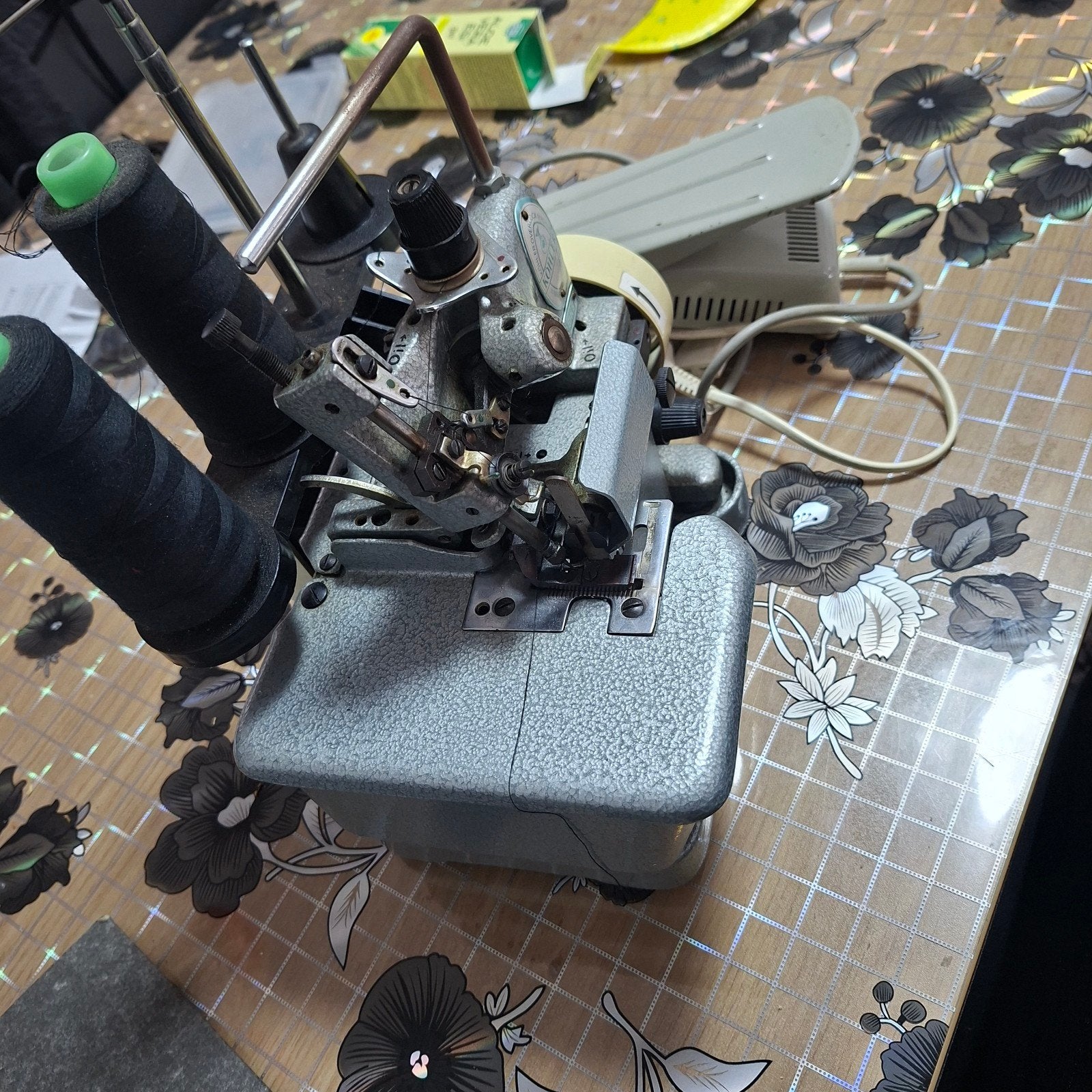 Industriële Lockmachine Köhler BIK 6, Hobby en Vrije tijd, Naaimachines en Toebehoren, Overige merken, Gebruikt, Ophalen of Verzenden