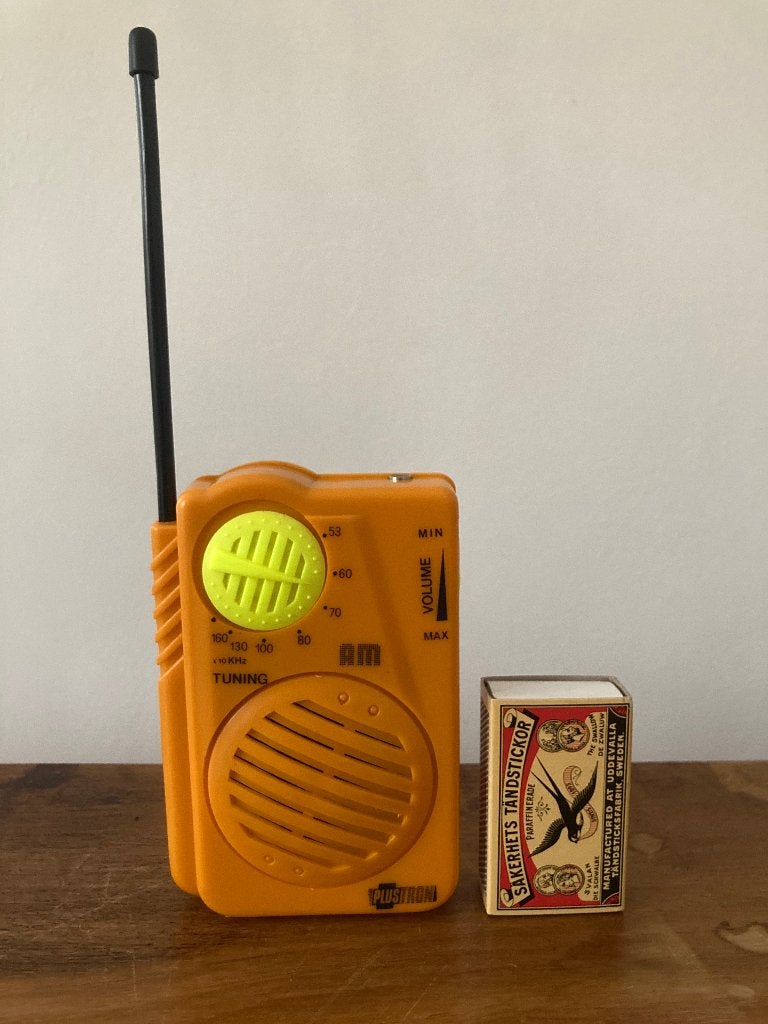 kek geel oranje AM mini transistorradio inimini radiootje, Ophalen of Verzenden, Zo goed als nieuw, Transistorradio