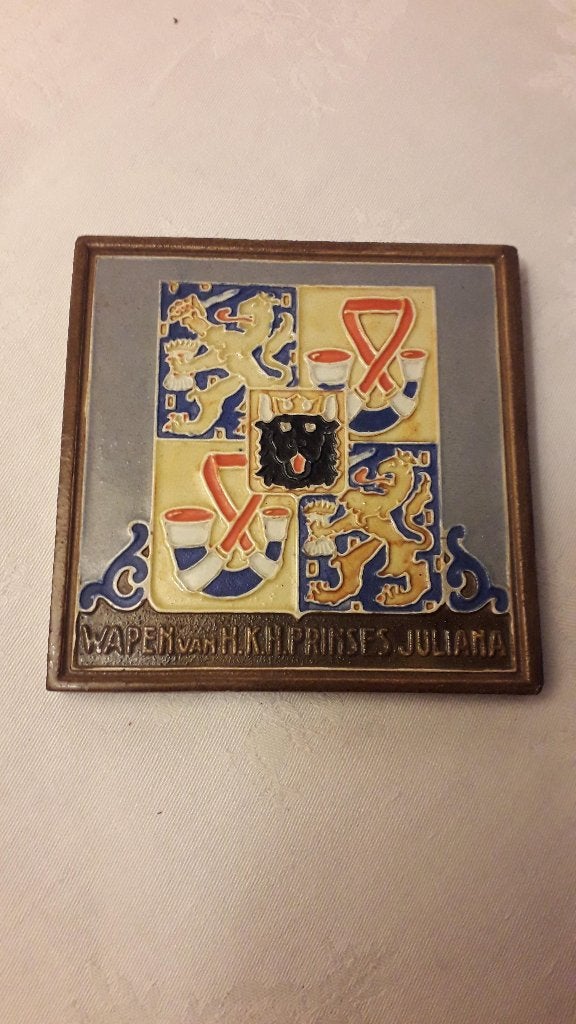 CLOISONNE TEGEL WESTRAVEN: WAPEN H.K.H. JULIANA, Ophalen of Verzenden