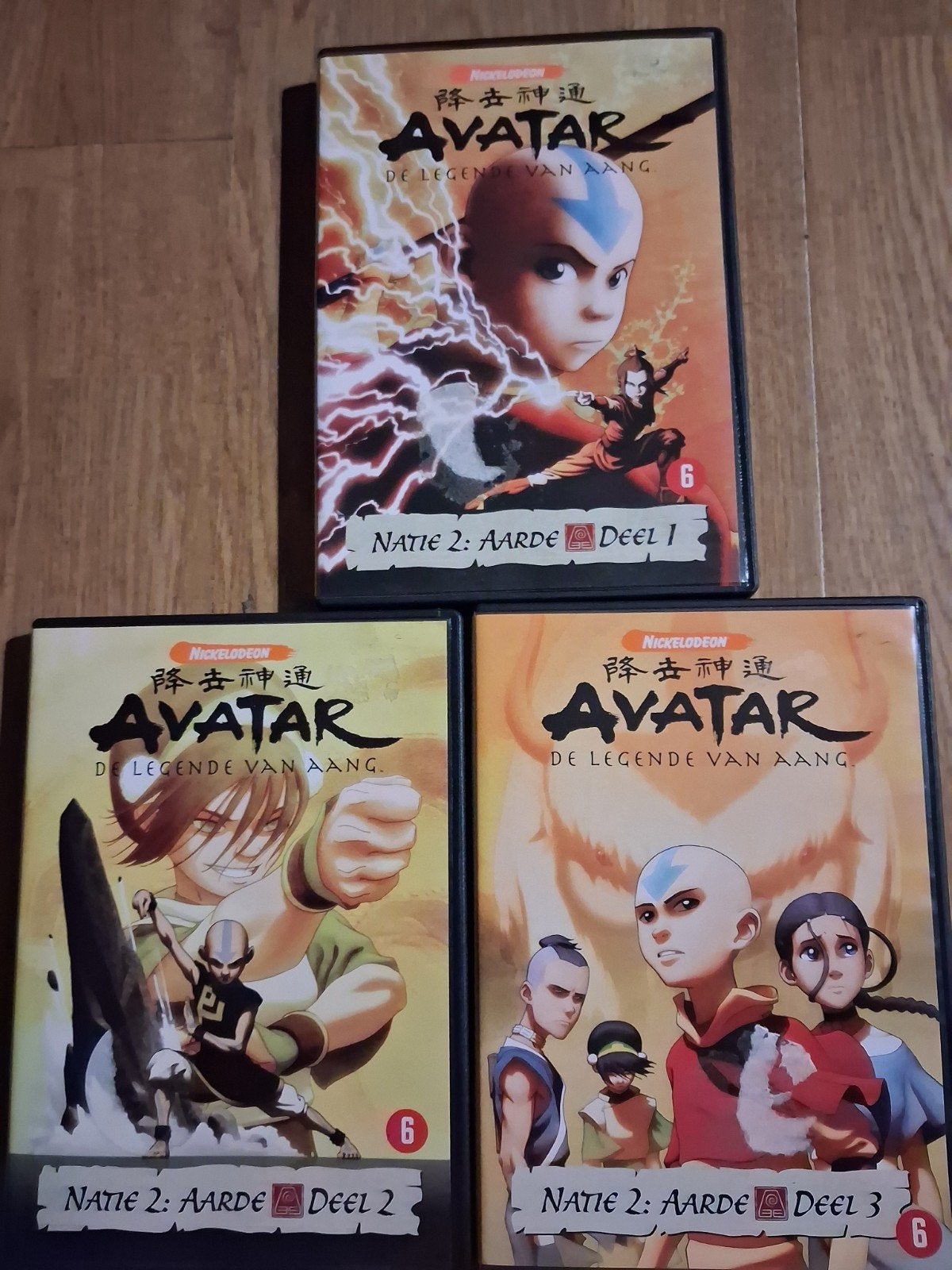AVATAR De Legende Van Aang-Natie 2:Aarde Deel 1,2 en 3.
Avat, Vanaf 6 jaar, Ophalen of Verzenden, Zo goed als nieuw, Amerikaans